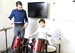 çocuklar için bateri kursu eğitmenleri