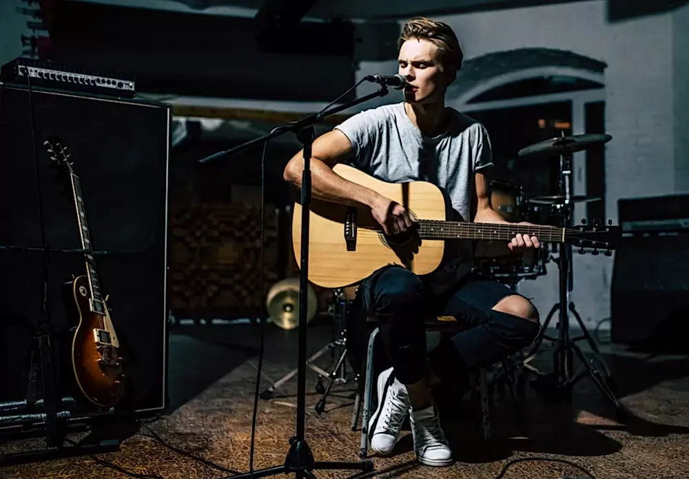 Muzisyenlik Yapan Ogrenci 1